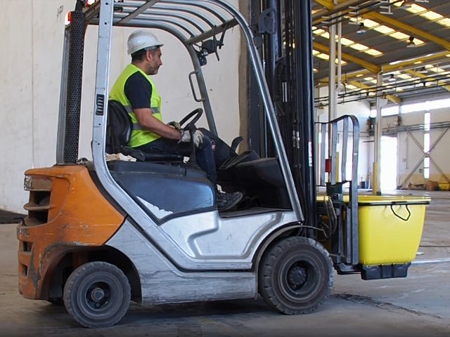 Mortar Skip can be purchased without or with accessory legs to facilitate transport by pallet truck.